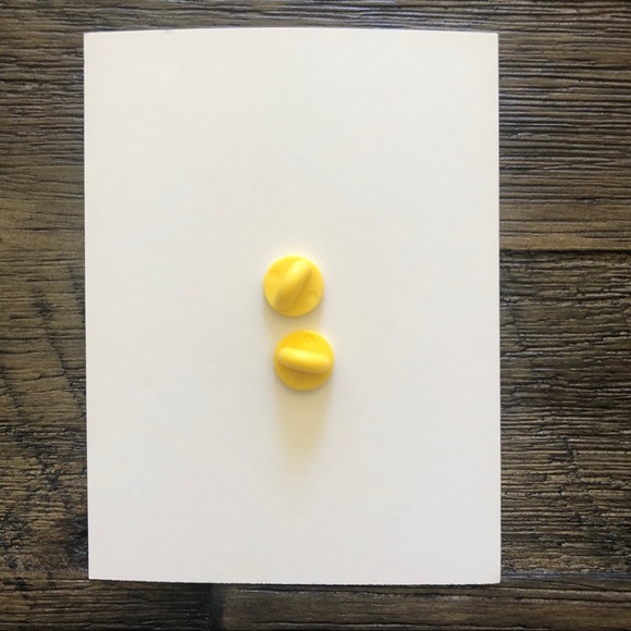 Lululemon enamel pin - Picture 2 of 2